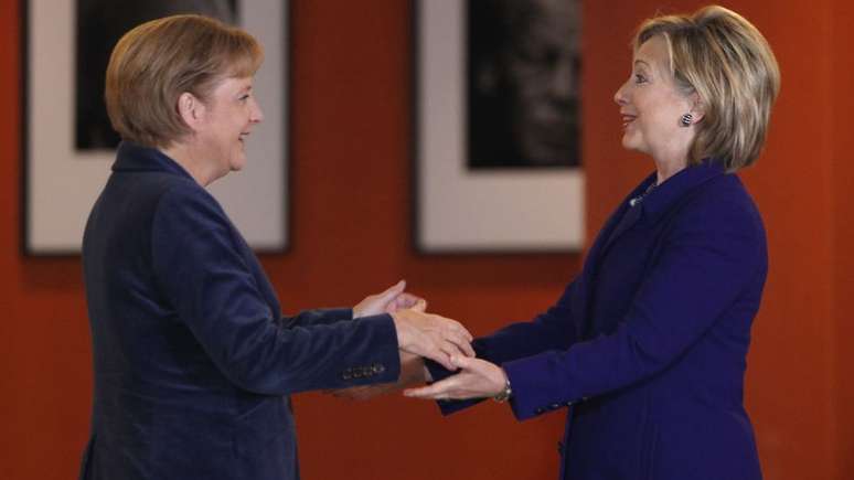 A chanceler alemã, Angela Merkel, e a ex-secretária de Estado dos EUA, Hillary Clinton, frequentemente recorrem ao terno