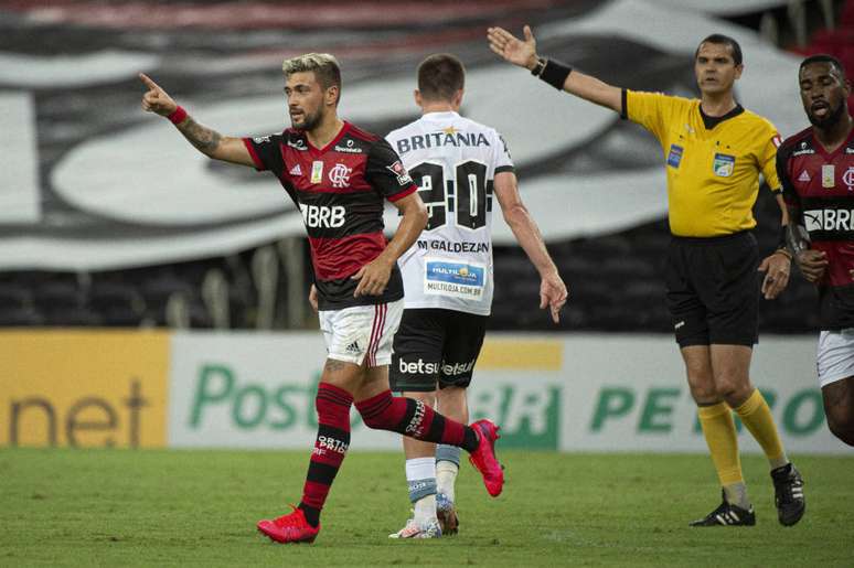 Flamengo volta a jogar bem, bate o Coritiba e dorme líder