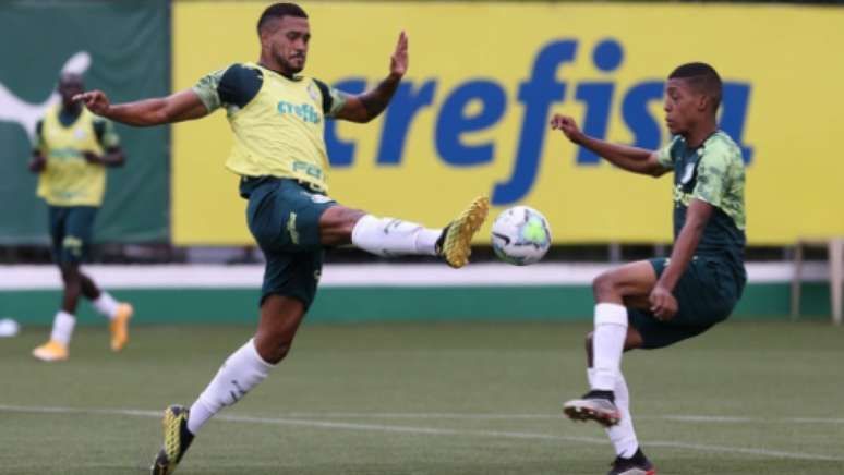 Vanderlan, à direita, treina com elenco profissional do Palmeiras na Academia de Futebol (Foto: Cesar Greco/Palmeiras)