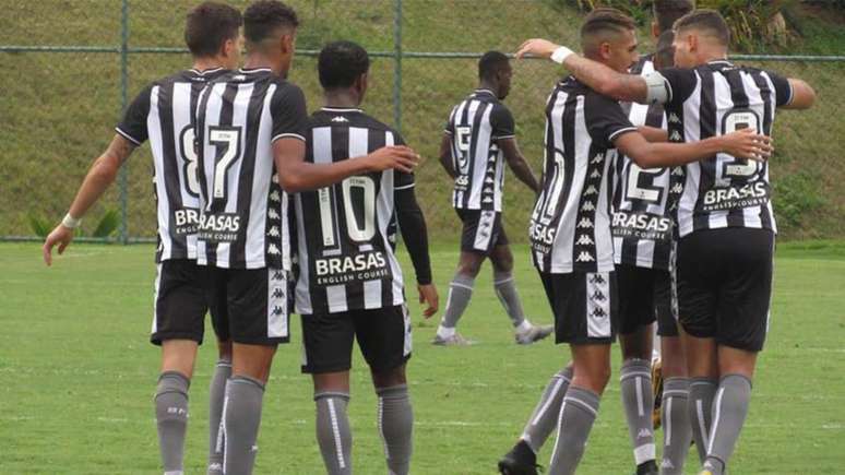 Atletas alvinegros celebram gol que coroou triunfo no Cefat (Vítor Silva/Botafogo)
