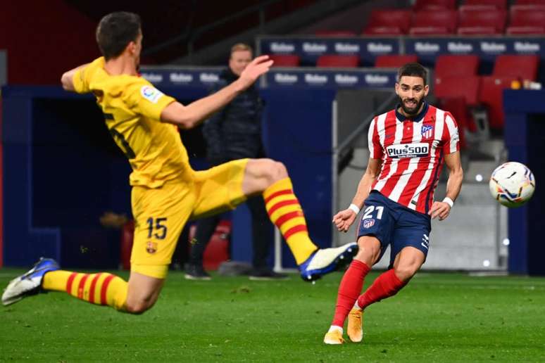 Carrasco aproveitou erro de Ter Stegen para fazer o gol da vitória sobre o Barcelona (Foto: GABRIEL BOUYS / AFP)