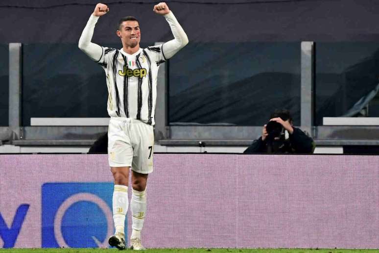 Cristiano Ronaldo foi o herói da vitória da Juventus (Foto: MIGUEL MEDINA / AFP)