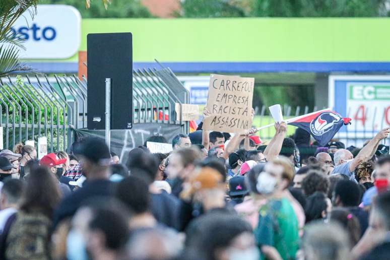 Manifestantes de seis cidades protestam contra morte de João Alberto em unidades do Carrefour