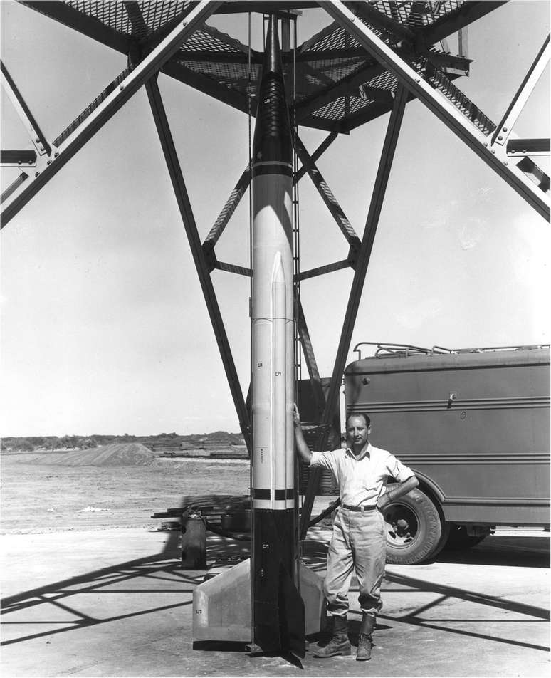 Frank Malina e um míssil em White Sands, no Novo México, em 1946