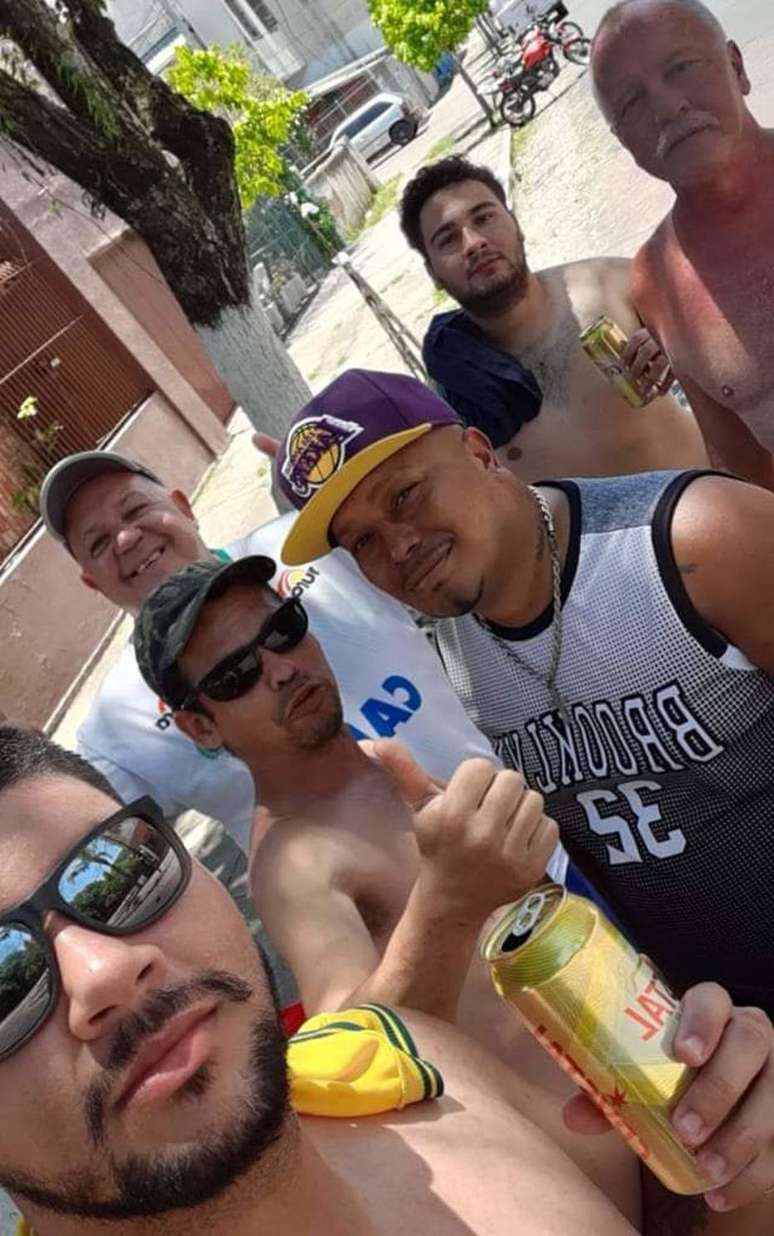 João Alberto e amigos membros da torcida organizada Os Farrapos, do clube São José