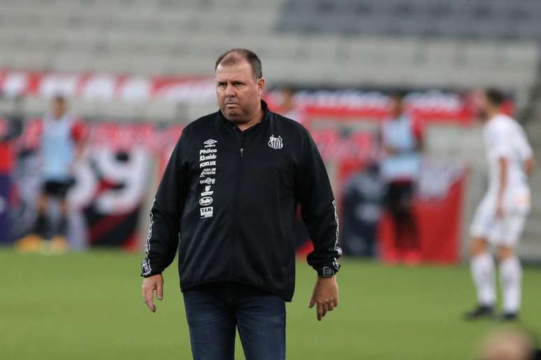 Marcelo Fernandes treinou o Santos pelo segundo jogo consecutivo (Foto: Geraldo Bubniak)