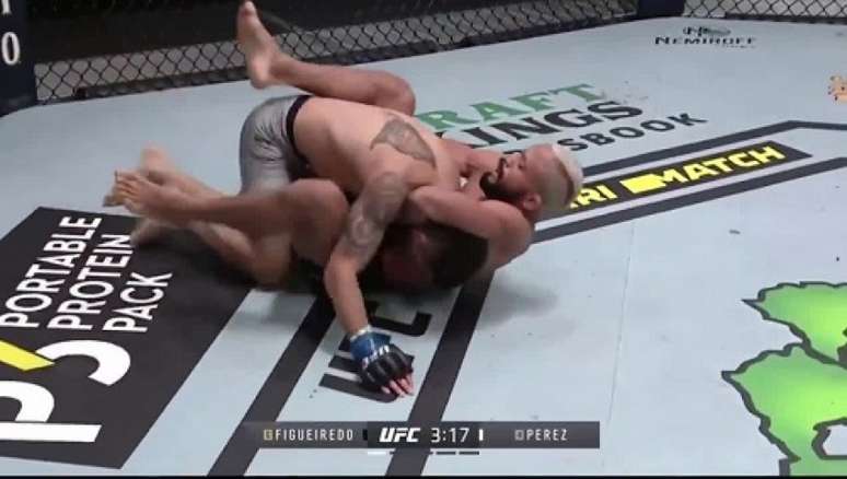 Deiveson Figueiredo aplicou uma bela guilhotina para finaliza Perez e manter o cinturão (Foto: Reprodução/UFC)