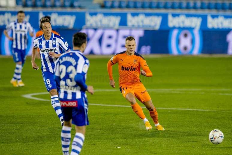 Valencia sai atrás, consegue se recuperar e fica no empate com o Alavés