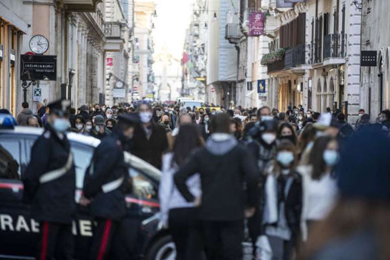 Movimentação no centro de Roma durante segunda onda de pandemia