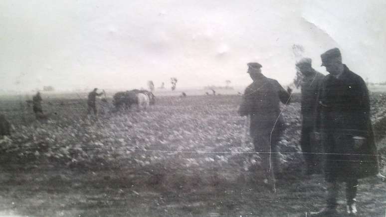 O avô de Julie (no canto direito da foto) supervisionava o trabalho forçado em propriedades rurais ocupadas na Polônia