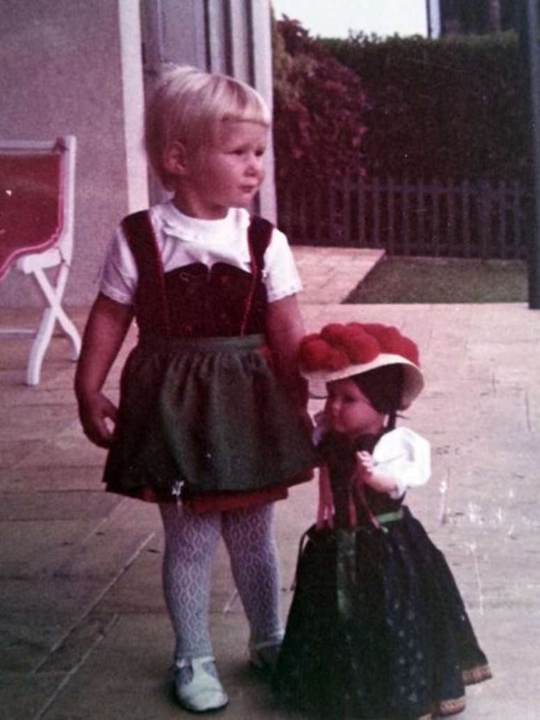 Julie vestida de 'dirndl', traje típico alemão, em 1969, em São Paulo