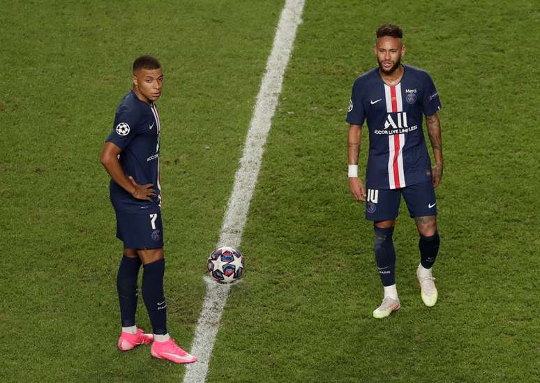 Kylian Mbappe e Neymar durante fina da Liga dos Campeões entre Paris St Germain e Bayern de Munique
23/08/2020 Manu Fernandez/Pool via REUTERS