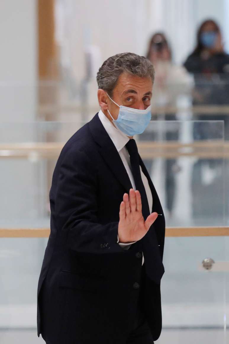 Ex-presidente francês Nicolas Sarkozy deixa corte após interrupção de julgamento
23/11/2020
REUTERS/Charles Platiau