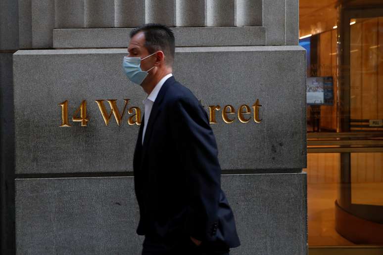 Homem passa em frente a 14 Wall Street, no distrito financeiro de Nova York, EUA
19/11/2020
REUTERS/Shannon Stapleton