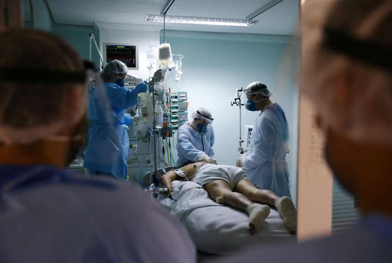 Equipe médica trata paciente com Covid-19 em UTI de hospital em Porto Alegre
19/11/2020
REUTERS/Diego Vara