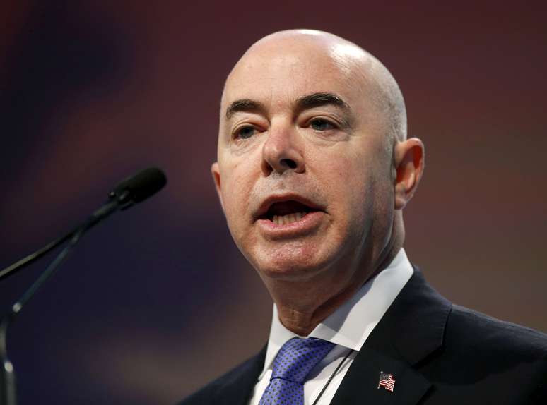 Alejandro Mayorkas, durante evento em Miami Beach, Flórida
 8/6/2015  REUTERS/Joe Skipper