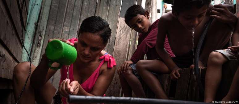 Francinete Almeida moradora de uma área alagada de Macapá, luta para obter água tratada