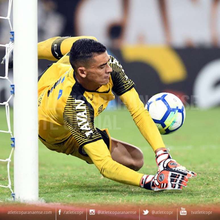 Goleiro Santos defendeu a cobrança do atacante Wescley, do Ceará (Foto: Miguel Locatelli/ Divulgação Atlético-PR)