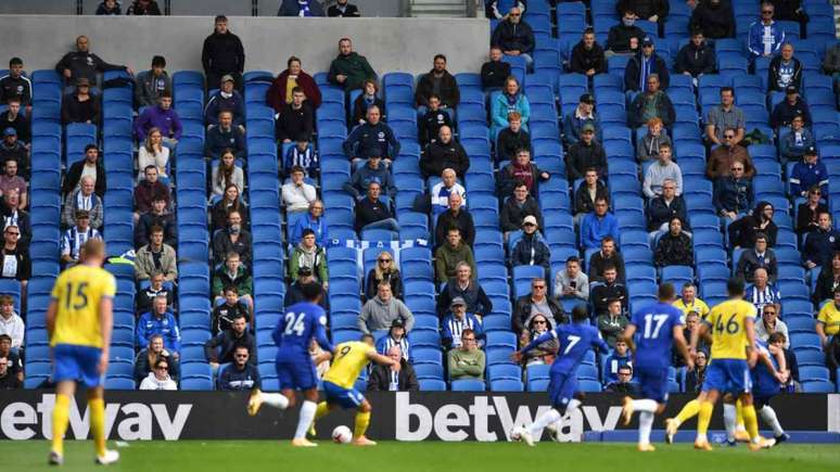 Amistoso entre Brighton e Chelsea, em agosto, teve presença de público no Falmer Stadium(Foto: Glyn Kirk / AFP)