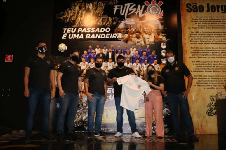 Representantes da empresa visitaram o Parque São Jorge (Divulgação/Corinthians)