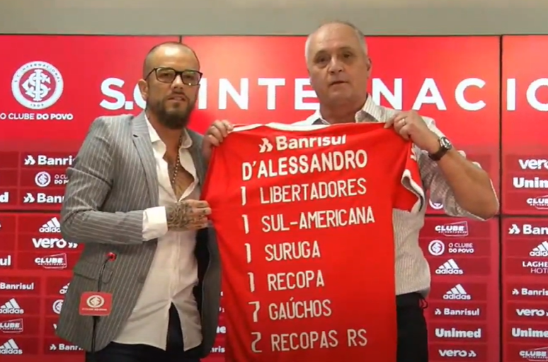 D’Alessandro recebeu uma camiseta comemorativa (Foto: Reprodução)