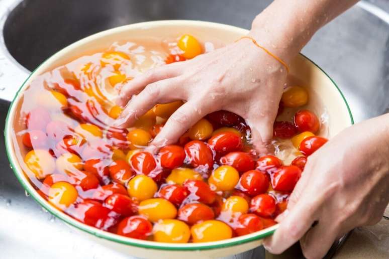 Guia da Cozinha - Você sabe limpar os alimentos? Aprenda a higienizar frutas e legumes