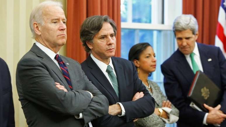 Antony Blinken (segundo à esquerda) e John Kerry (à direita) figuram entre os nomes anunciados para participar da equipe do governo Biden