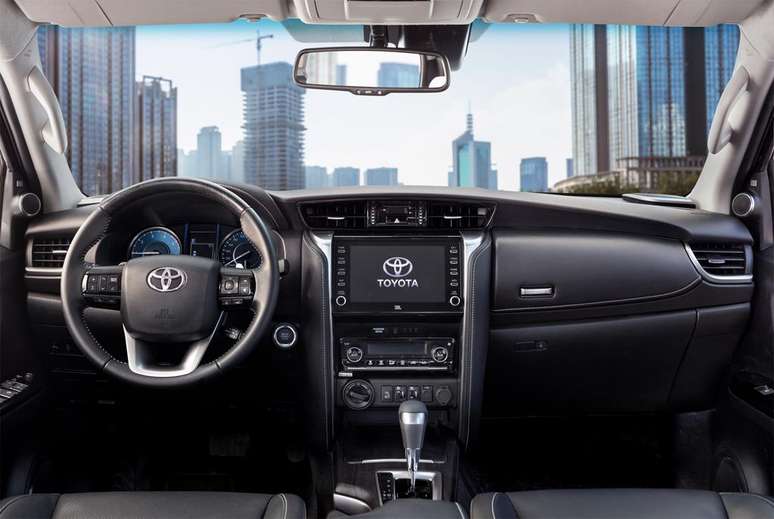 Interior do novo Toyota SW4 tem enfoque na conectividade e na qualidade do som.