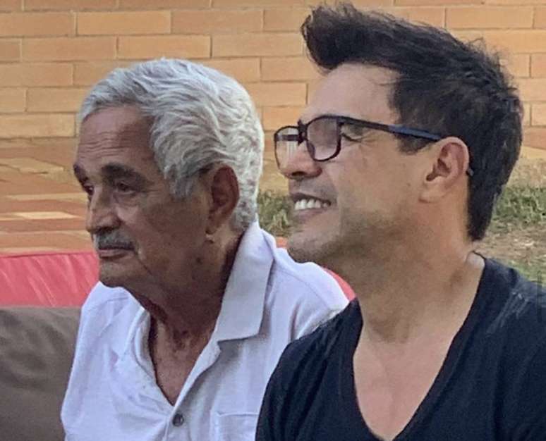 Zezé di Camargo e o pai Francisco, que morreu aos 83 anos de idade nesta segunda-feira