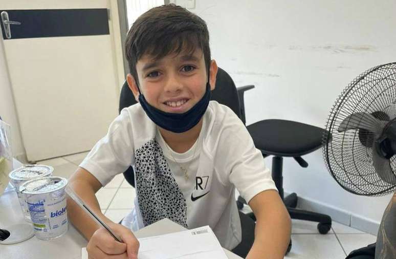 Filho de Fagner, Henrique Lemos, de 11 anos, assina contrato com o Corinthians.