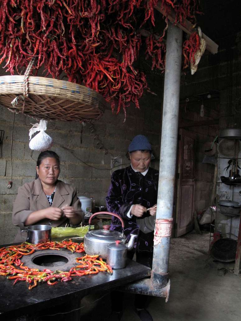 Yang Hechun, moradora da vila chinesa de Yangchang na empobrecida província de Guizhou prepara almoço em sua casa
30/10/2012 REUTERS/James Pomfret