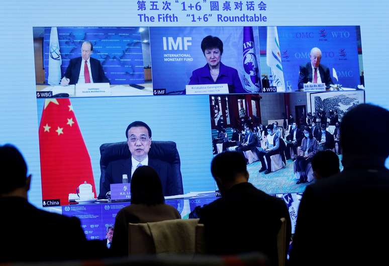 Premiê chinês Li Keqiang durante entrevista coletiva ao lado de chefes de organizações econômicas e financeiras internacionais 
24/11/2020
REUTERS/Thomas Peter