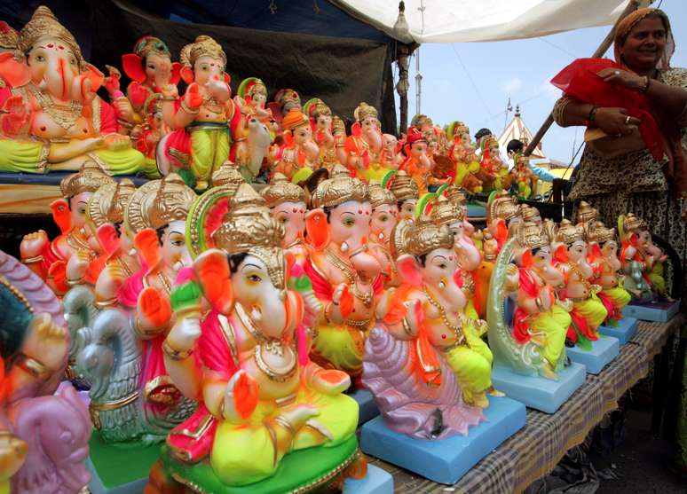 Devoto compra imagem de deus hindu Lord Ganesha em Ahmedabad, na Índia
03/09/2008 REUTERS/Amit Dave 