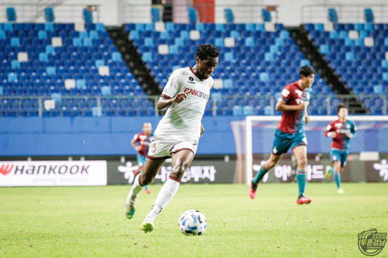 Negueba vive boa fase (Foto: Divulgação / Gyeongnam)