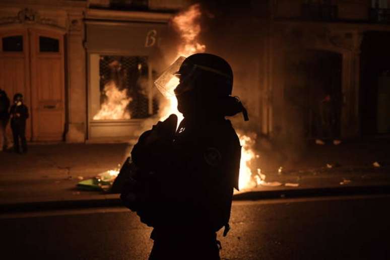 Autoridades fecharam centro violentamente na capital francesa