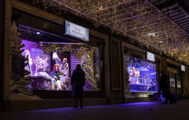Loja de departamento com vitrine com enfeites de Natal em Paris