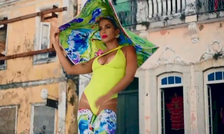 Anitta leiloa roupa do clipe Me Gusta em apoio ao Pantanal  