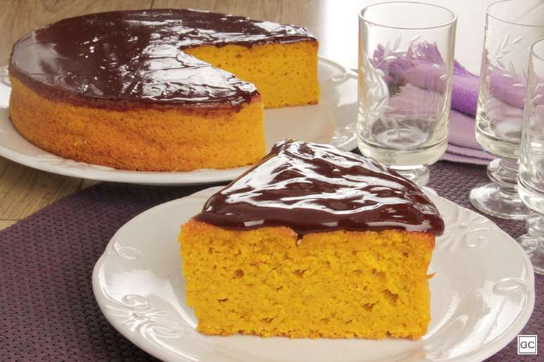 Receita de Bolo de Cenoura com Chocolate - Guia da Cozinha