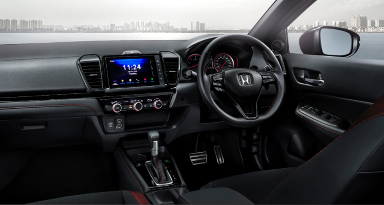 Interior do Honda City Hatch vendido na Tailândia: central multimídia 8" e novo volante.