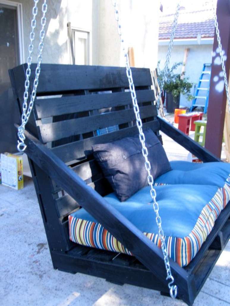 45. Poltrona de pallet azul &ndash; Via: Its Sunny in my soul