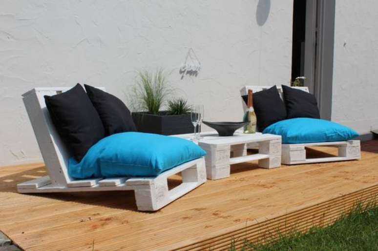 49. Decora&ccedil;&atilde;o com poltronas de pallet &ndash; Via: Pinterest