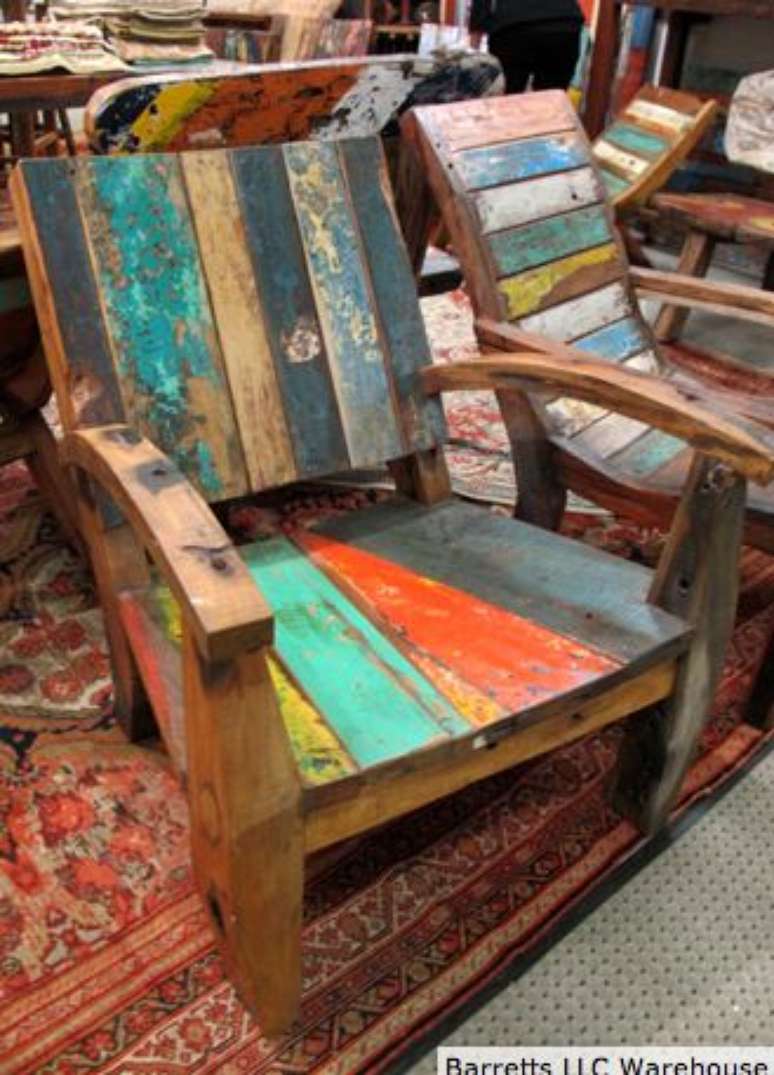 54. Poltrona de pallet colorida na varanda &ndash; Via: Pinterest