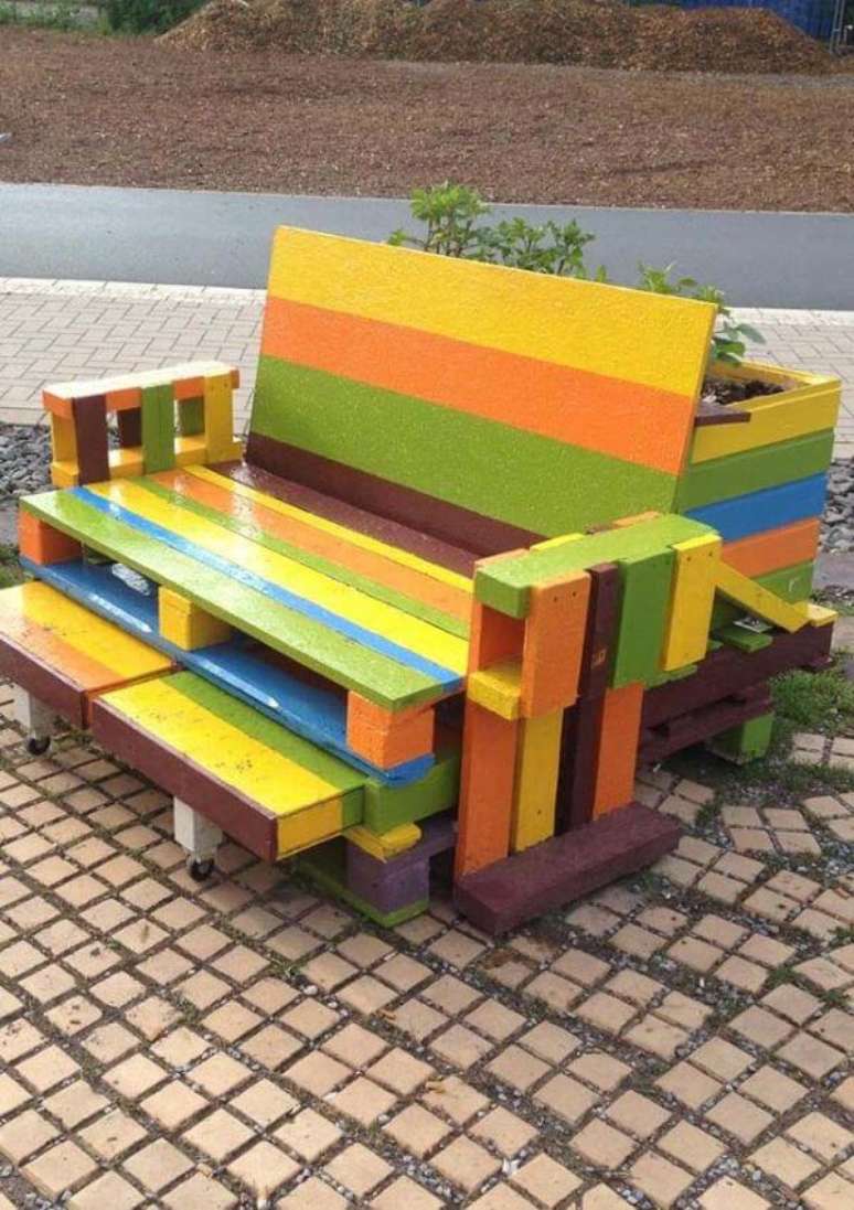 53. Poltrona de pallet colorida para varanda &ndash; Via: Pinterest