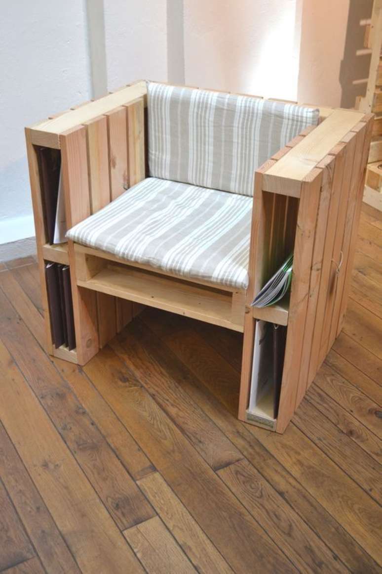 58. Poltrona de pallet com espaço para livros – Via: Pinterest