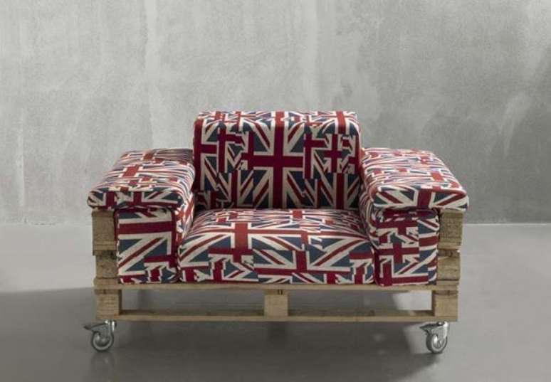 59. Poltrona feita de pallet com estofado confort&aacute;vel &ndash; Via: Pinterest