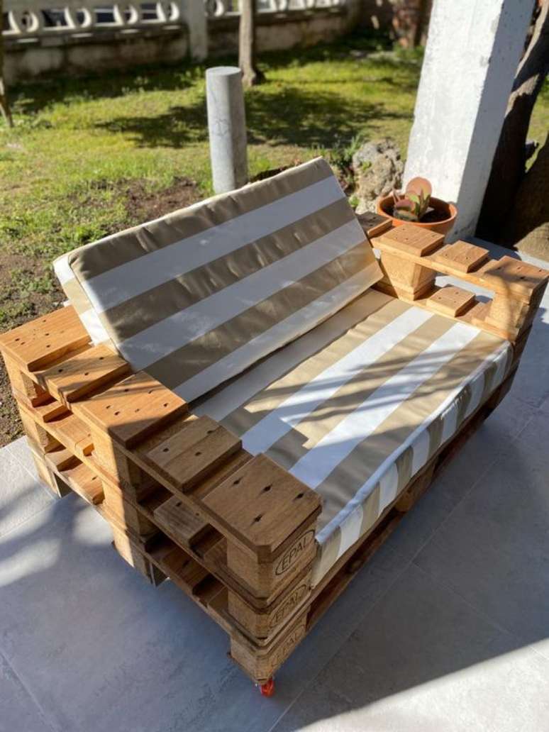 7. Poltrona de pallet com estofado listrado para varanda de casa – Via: Pinterest