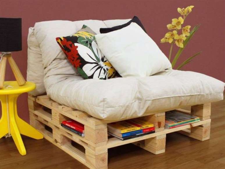 3. Poltrona feita de pallet com espa&ccedil;o para livros &ndash; Via: Pinterest