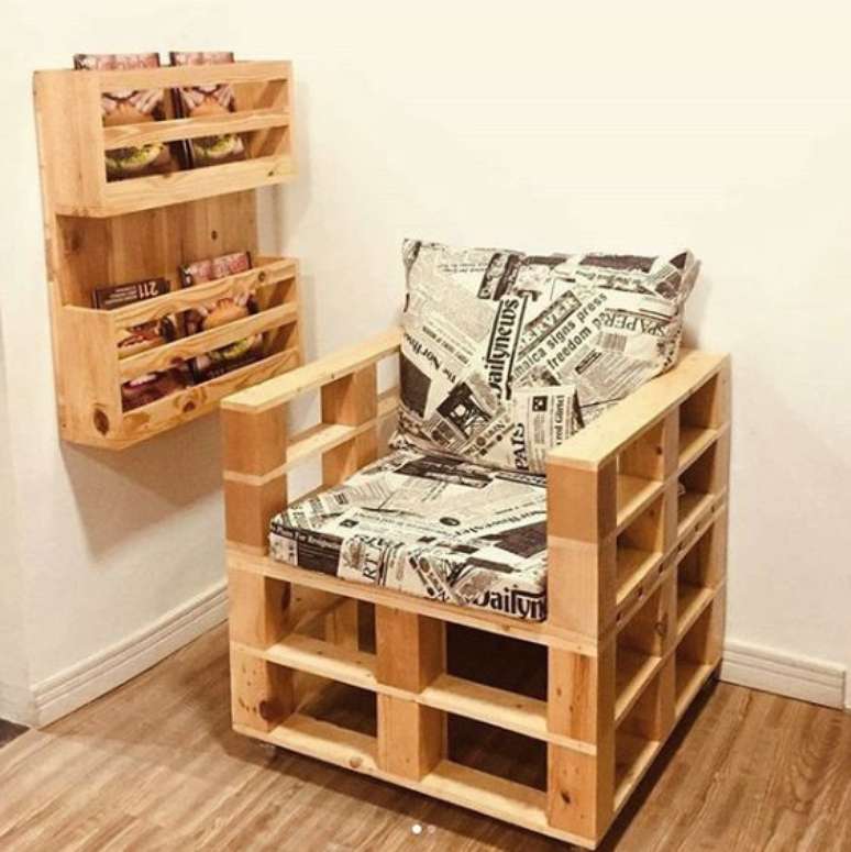 12. Poltrona de pallet com prateleira para livros e revistas combinando – Via: Pinterest