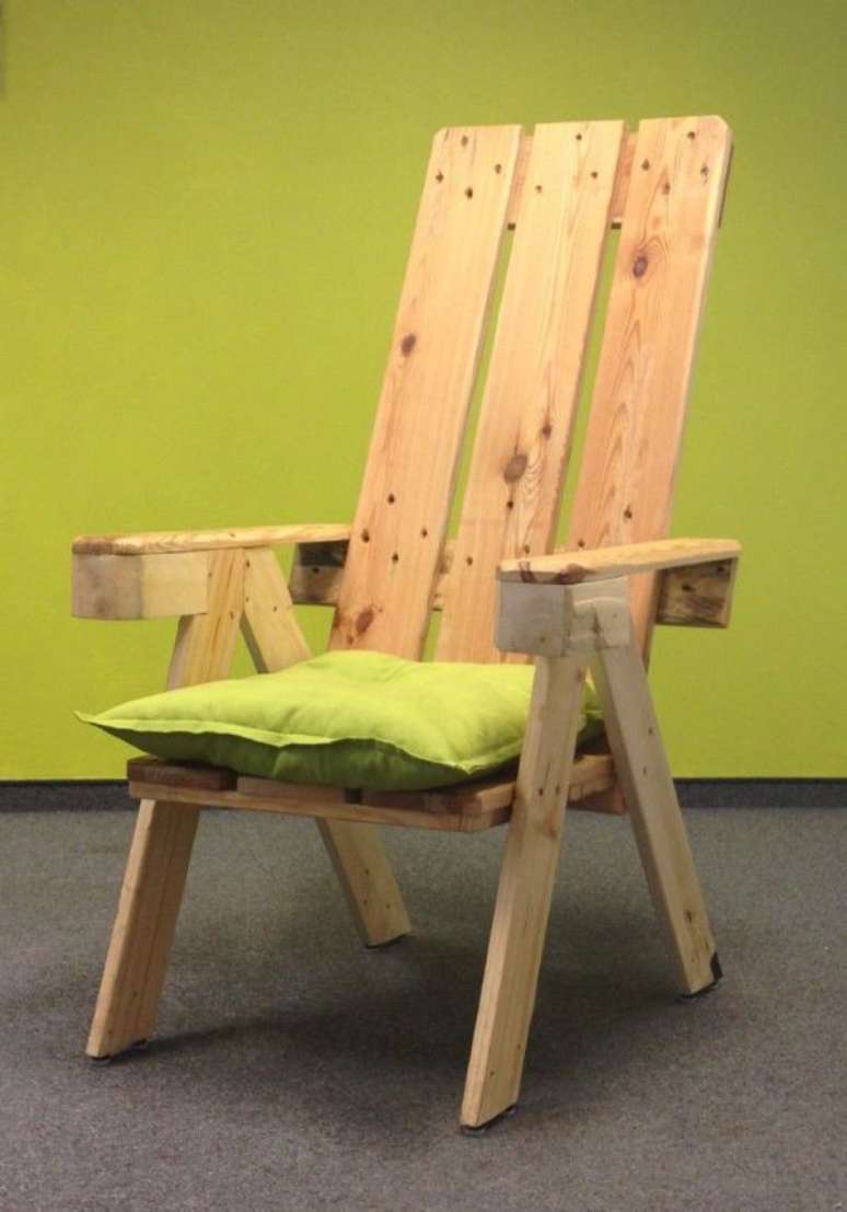 16. Decora&ccedil;&atilde;o com poltrona de pallet &ndash; Via: Pinterest