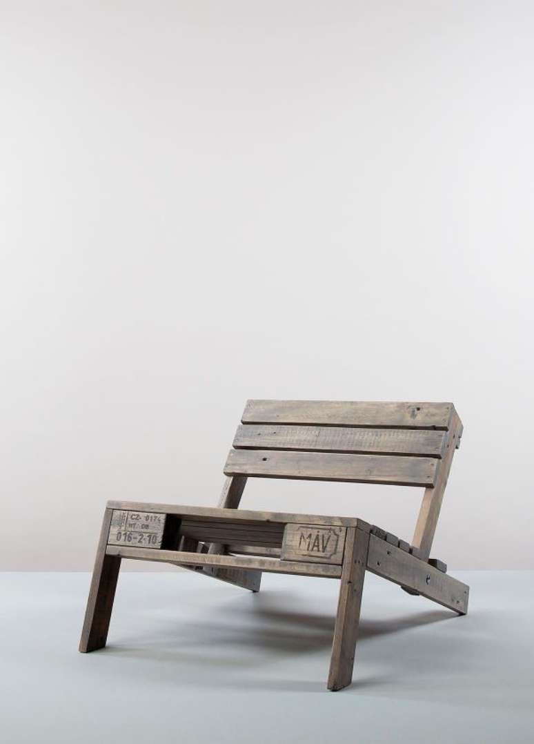 20. A poltrona de palete &eacute; perfeita para decorar a sala de estar &ndash; Via: Pinterest